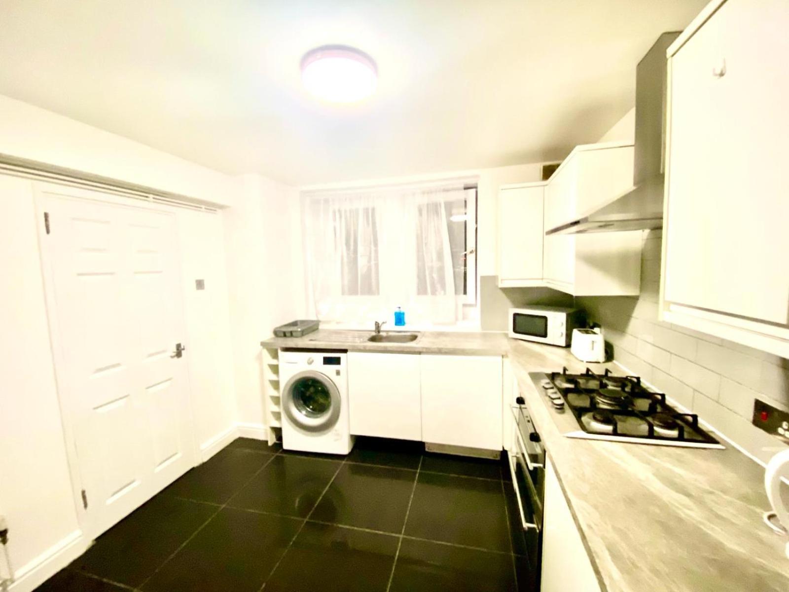 Comfy Two Bedroom Edgeware Road In Londen