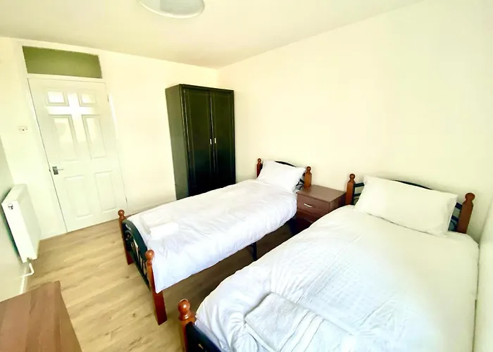 Comfy Two Bedroom Apartment Edgeware Road In Central London
