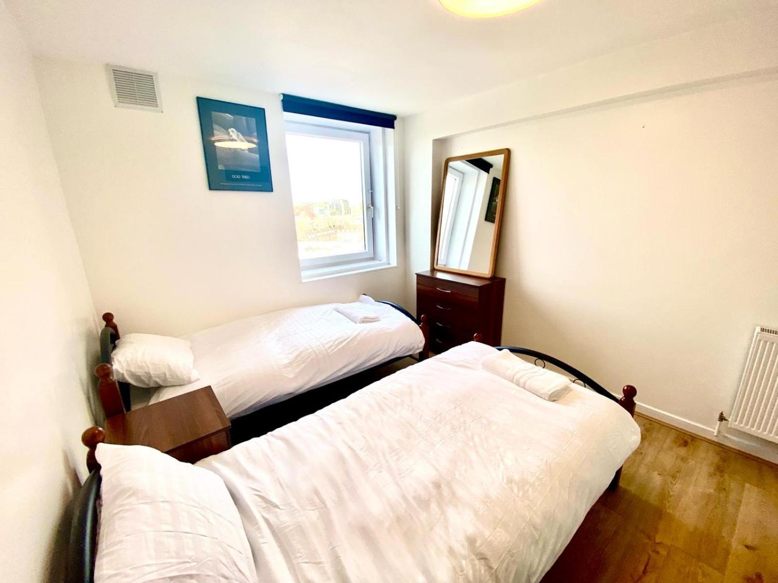 Comfy Two Bedroom Edgeware Road In * Londres