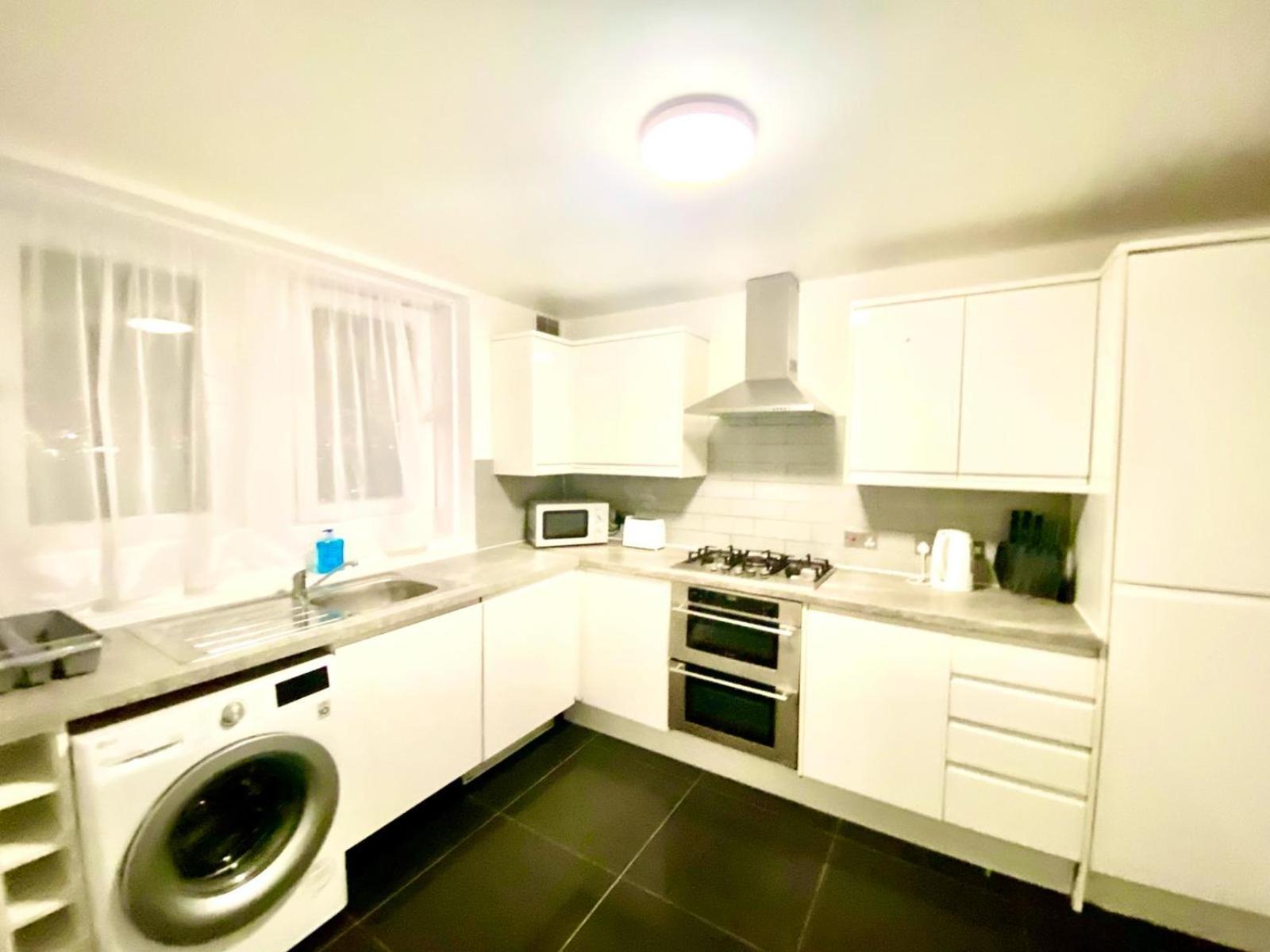 Comfy Two Bedroom Edgeware Road In *